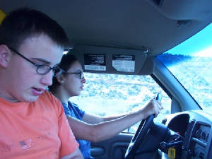 000099c_ealon_and_liahona_driving_to_il2002.jpg